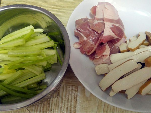 先備好食材

1.豆干切片狀
2.豬肉切片狀
3.芹菜去除葉子後切長段