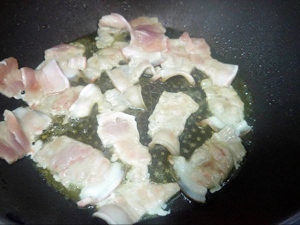 乾鍋，不需加油，將五花肉下鍋，逼出油脂，炒至表面微恰。