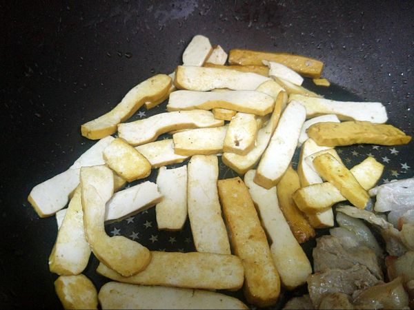 將肉片撥至一旁，放入豆干煎，同樣煎至豆干微恰。

*若鍋子較小可先將肉夾起
*若覺得油太多，可將油倒掉。
