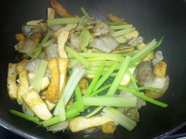 放入芹菜+食用水，蓋上鍋蓋悶熟且收乾湯汁;最後調味即可。