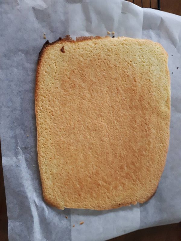 蛋黃加入糖粉稍微打發加入杏仁粉和麵粉混合後加入奶油拌勻
蛋白打發到不會滴落即可加入前面拌好的材料倒在烤盤上抹平(約一張A4紙大小) 輕輕敲幾下把氣泡敲出來放入烤箱烤8-10分鐘即可放涼備用