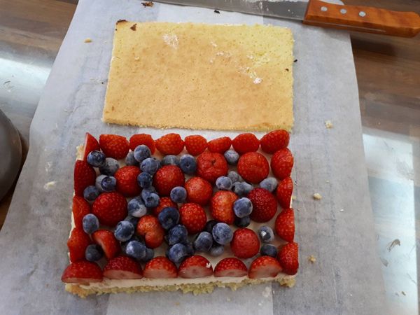 組合:
草莓先用衛生紙或乾毛巾擦過 切掉蒂頭後留一些的草莓切一半(用水洗會容易壞掉)
把放涼的蛋糕片邊邊切掉 再分切成兩片一樣的大小的蛋糕片
把大部分的鮮奶油乳酪放進擠花帶然後 在蛋糕片抹上薄薄一層鮮奶油用切半的草莓再邊邊圍一圈 在放上剩下的草莓(冰箱剛好有藍莓就一併放進去了)