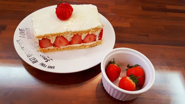 使用擠花帶把空隙全部填滿再用抹刀稍微抹平再蓋上另一片蛋糕 接著在蛋糕上抹薄薄的一層鮮奶油放上裝飾用的草莓就完成了