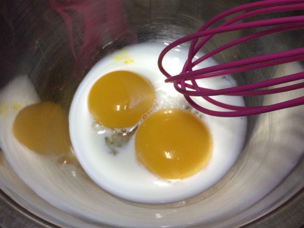 蛋黃加入鮮奶拌勻。
