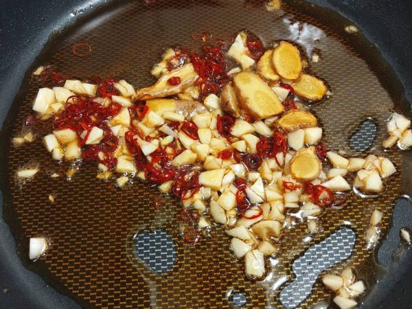 接著放入唐辛子辣椒以及蒜末炒香