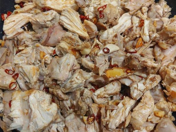 放入雞肉均勻翻炒