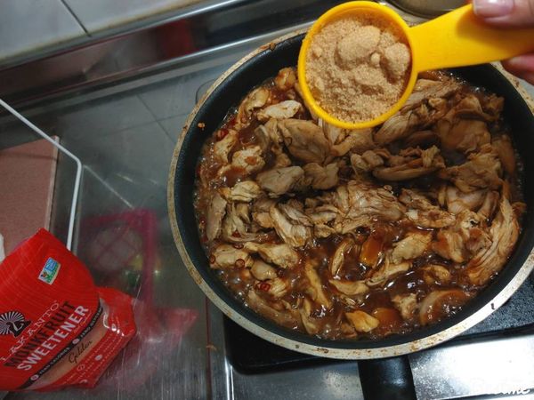 分別加入米酒4匙。醬油2匙。代糖2匙（1匙=60ML)
（我比較喜歡吃有點微甜口感，所以加兩匙，通常三杯比例1匙就可以了）