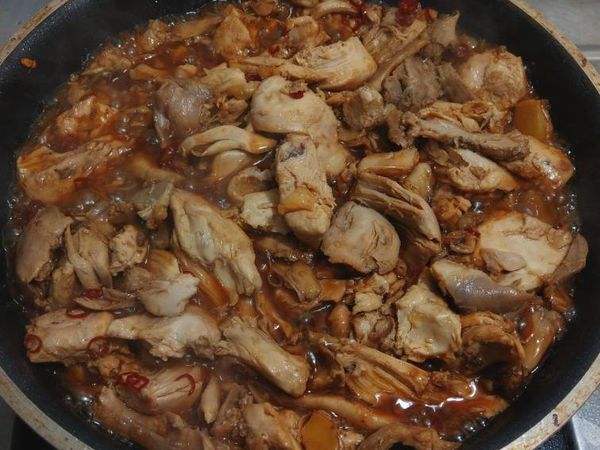 蓋上鍋蓋燜煮，讓湯汁慢慢收乾