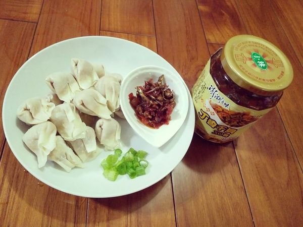 從盒中取出生餛飩，青蔥切珠，丁香干貝XO醬，備用；
（生餛飩地點：台北市北投區光明路29號，北投李老師高纖餛飩連絡電話：0919-931-399，每天都有固定的客源，經營了3年多。）