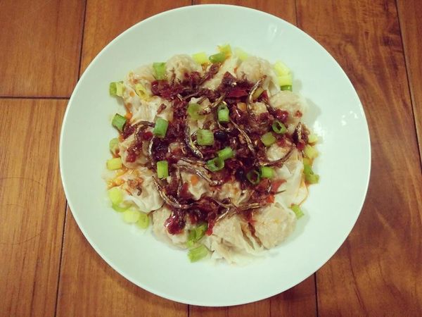 鍋中加水煮沸，放入生餛飩【北投李老師高纖餛飩】，滾水約略煮3-5分鐘後，至生餛飩【北投李老師高纖餛飩】浮起水面，即可撈起，