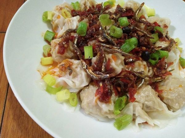 最後，灑上青蔥，淋上上等天然食材丁香干貝XO醬【澎湖野生水產】，即可盛盤享用獨樹一幟-「炒手丁香干貝XO醬」【澎湖野生水產】。