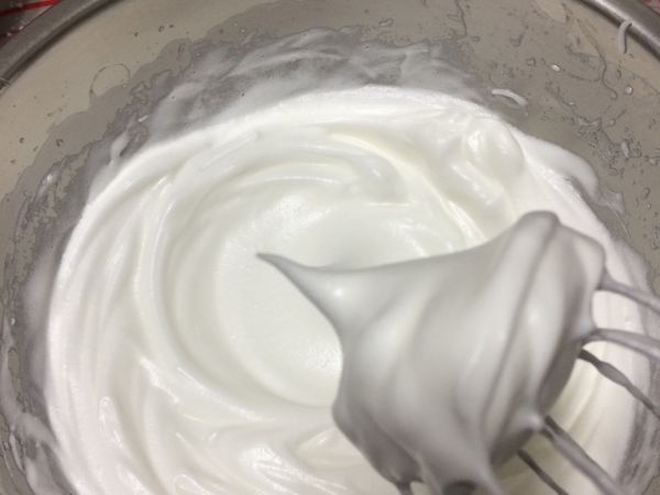 加入最後一份砂糖時，將打蛋器調為高速攪打，打至蛋白霜呈現乾性發泡。（蛋白霜呈現光澤感、盆子倒過來不會流下來）