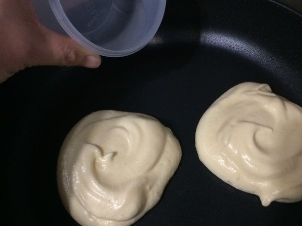 將麵糊往上堆疊至有厚度，加點水蓋上鍋蓋，全程都以中小火煎。
