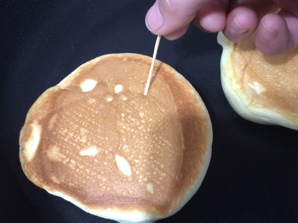 如何確認鬆餅熟了沒，拿根竹籤插入，把起後沒有沾黏就能起鍋。