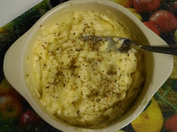 {甜奶蒜醬}無鹽奶油60g放於室溫回軟打發(用手拌即可)-->加入全蛋液10g-->沙拉10g-->煉乳20g-->蒜末20g-->義式香料，全部拌勻
{鹹奶蒜醬}小火加熱，奶油溶化加入蒜末跟義大利香料及一點點的鹽，約煮5分鐘，放涼後，可以放至冷藏一下，有點凝固狀會比較好塗抹