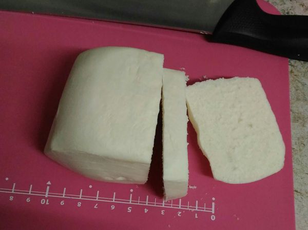 我是用市售的鮮奶饅頭，約切1cm寬，兩面噴些許的水