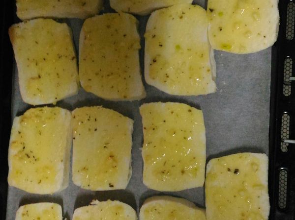 單面塗抹上奶蒜醬，甜的/鹹的 任君挑選
(烤箱預熱上火190°/下火170°十分鐘)