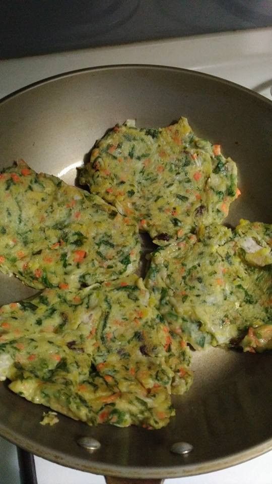 熱鍋倒油，勻鋪鍋底。（耐高溫油均可，我是用雞油）
油熱到出聲或手至於鍋上空感覺燙即可開始煎。
用大小合適的湯匙（看妳想吃多大片）舀一匙入鍋。
餅底部定型推至一旁再倒一匙，看個人餅鍋比例。