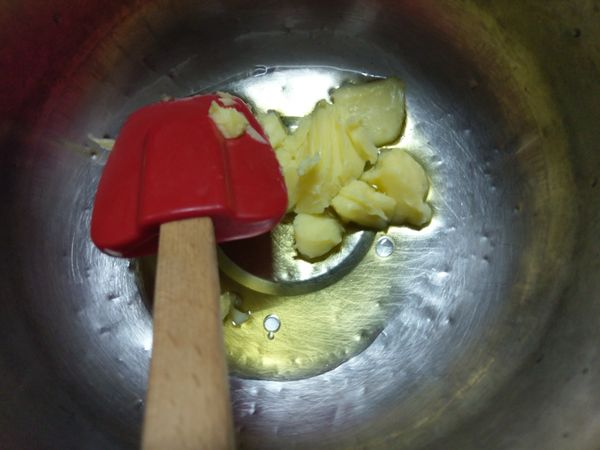 利用隔水加熱法~先融化奶油