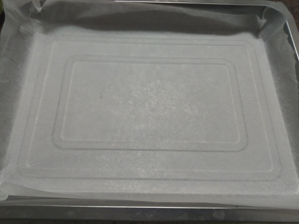 取一淺盤，鋪上烘焙紙 備用