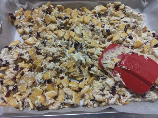 拌勻的Q餅，趁餅乾糰還有熱度帶黏性時，倒入盤中舖平