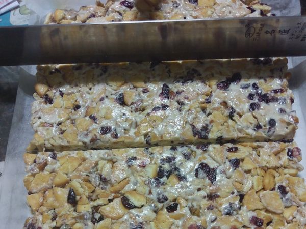 待冷卻後用刀裁切成適當大小