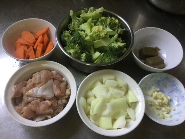 綠花椰菜洗淨切小朵，莖部去皮切小塊。洋蔥切小塊，紅蘿蔔切片，大蒜切末。雞胸肉切小塊（適口大小），並與醃料混合靜置備用。