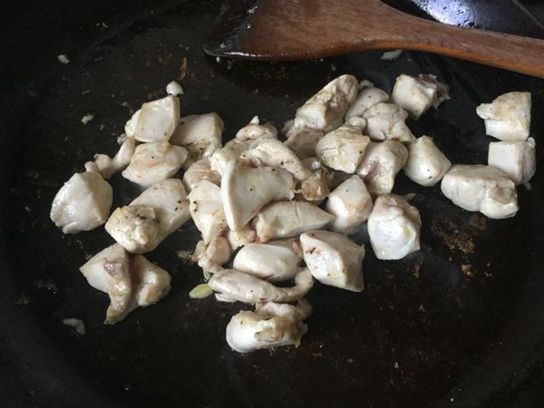 取一炒鍋，倒入2大匙橄㰖油，以中大火加熱，油熱後放入雞胸肉，炒至表面熟並有些許金黃後盛起備用。