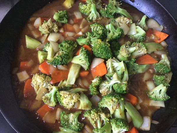 炒鍋中續加入綠花椰菜拌炒，再加入步驟2的咖哩和水，並加入另外1.5碗的水，翻炒至咖哩溶化，待水滾後蓋上鍋蓋轉小火燉煮5分鐘。