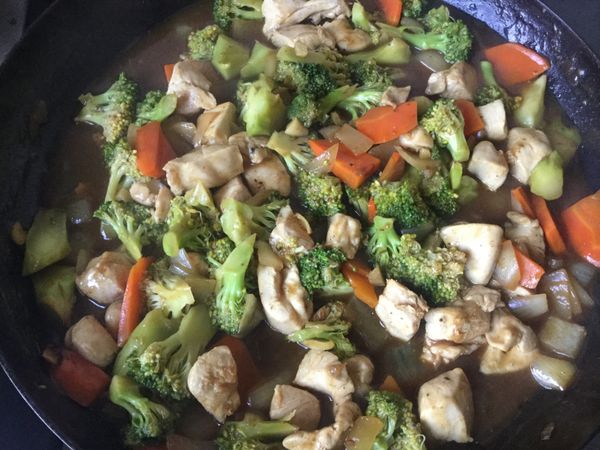 拿起鍋蓋轉回中大火，鍋中放入步驟3的雞胸肉翻炒，水滾後續煮1至2分鐘。