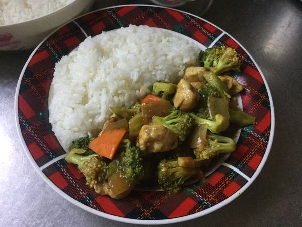 將煮好的咖哩雞盛入盤中享用。