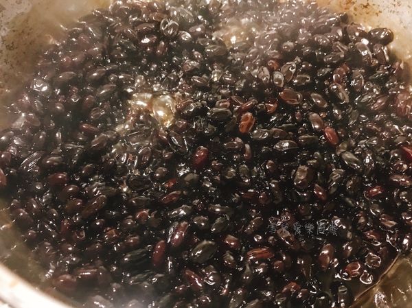 打開蓋子開小火慢慢煮至略收汁即可！要保留一點糖水）