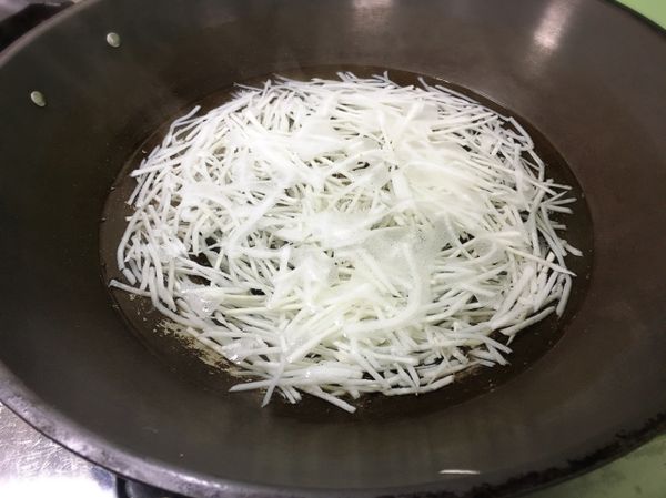 起鍋倒入水先將市售筍絲開中火沸煮3分候撈起沖水洗淨