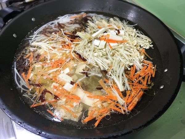 (1)準備湯鍋加入2000CC水煮沸
(2)再將食材筍絲、黑木耳、紅蘿蔔、蔥蒜醬一起入鍋煮滾後轉中小火悶煮5分
(3要轉中小火悶煮5分前再放入豆腐、金針菇一起悶煮