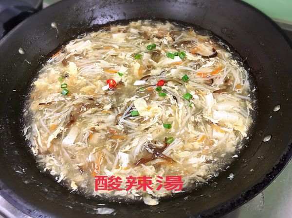(1)起鍋前3分鐘再用太白粉水勾芡
(2)勾芡後再淋上蛋液
(3)美味酸辣湯淋上香油醋再撒上蔥花提味真是好吃~~