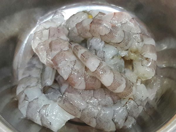 蝦子我買冷凍大尾蝦自己帶回家才退冰現剝。
蝦子有辦法就買活的比較新鮮，但其實我都買離水馬上速凍的蝦子，其實新鮮度不會比活的差，有時候菜市場太遠，活的還沒辦法撐到家裡，天氣一熱新鮮度一定比不上還買來就整尾包在冰塊裡的冷凍蝦。