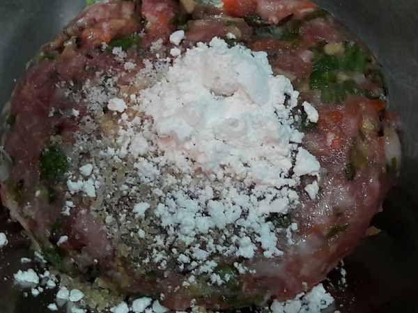 全部材料一起拌勻並調味，拌好可摔打一下讓豬肉產生黏性，再加入太白粉一大匙拌勻，這樣肉餡會比較緊密好包。