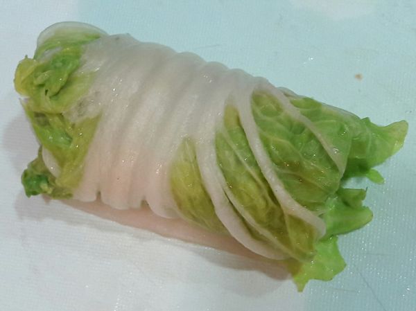 上面折起後再把兩邊葉子向中間折起，再輕輕捲起。