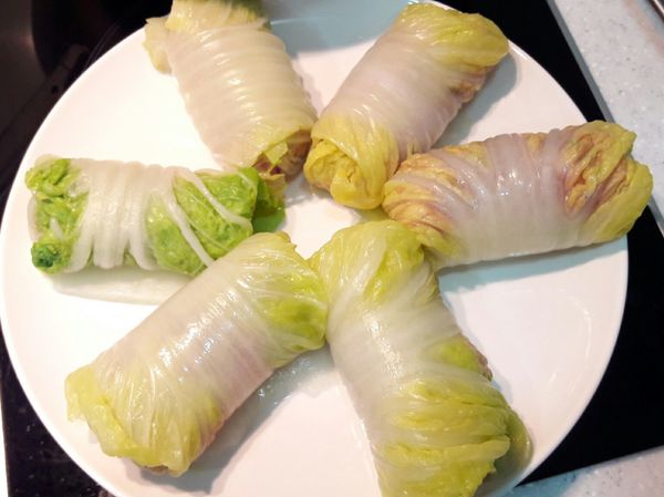 排在要上菜的磁盤中，蒸鍋水滾後放進蒸籠裡大火蒸6-8分。
蒸好會產生鮮美湯汁，可以倒出湯汁在炒鍋以中火煮滾加入少量(約一大匙)太白粉水成薄芡，再淋回高麗菜捲即完成。