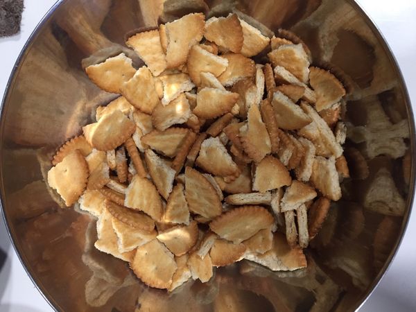 先準備一個容器裝要冷凍的雪Q餅
一張烘焙紙舖在容器下面
ㄧ張烘焙紙備用
將餅乾折成4半