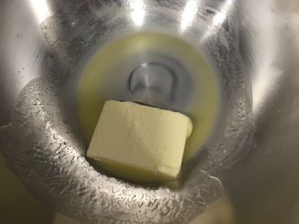 將奶油隔水加熱至溶化
開小火即可