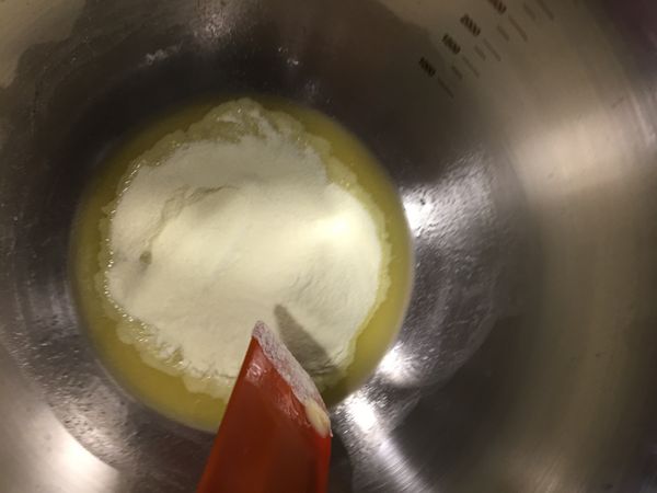 再加入奶粉攪拌均勻