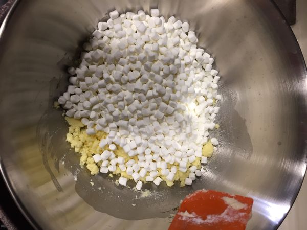 再來是棉花糖
如果買不到小顆的要把它剪小比較快溶化