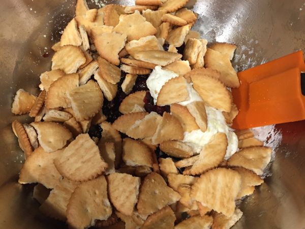 關火將內鍋取出到工作台
倒入餅乾及蔓越莓