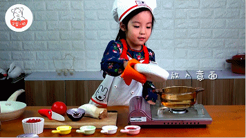 烧一锅开水，下入意面。