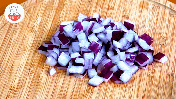 杏鲍菇、洋葱、番茄分别切成丁