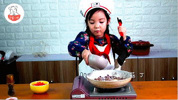 依次加入番茄酱、盐、黑胡椒粉，继续翻炒均匀。

宝餐提示：可以适当加些水，防止糊锅。