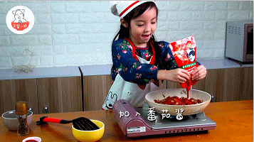 意面煮熟控干水分，放入大碗内，加适量橄榄油搅拌均匀。

宝餐提示：喜欢清爽的口感，可以出锅之后过凉水。橄榄油可以用玉米油或者色拉油代替。