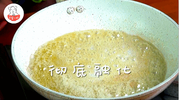 锅内放黄油，融化后倒入肉末炒至变色。