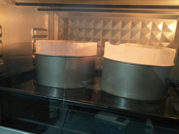 這個配方可以兩個6吋或是一個8吋 ，烤盤注入水，入爐180/120烤10分鐘，調溫度120/120烤50分 出爐敲一下不要太大力，稍微冷之後脫模
（不能調溫度的就130/130烤60分鐘）